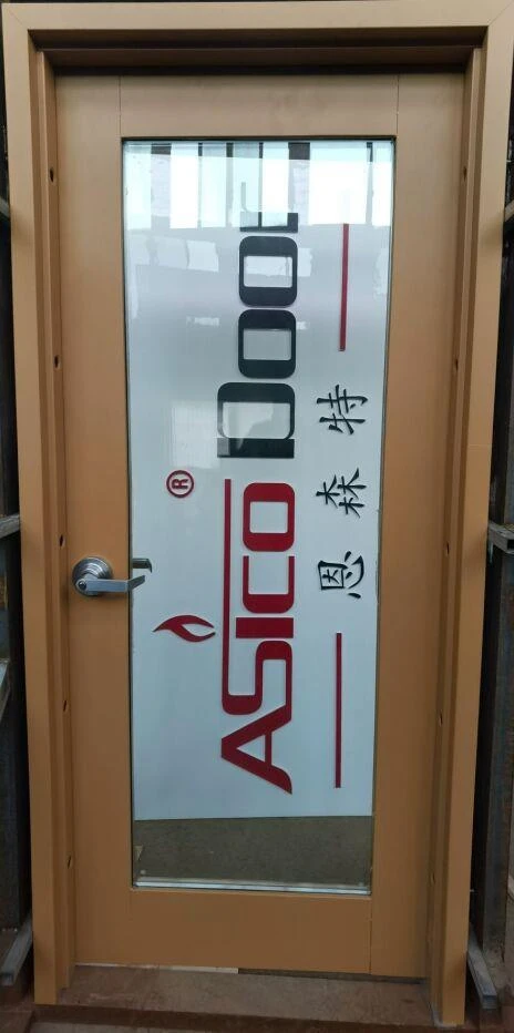 porte en métal avec panneau de vision en verre